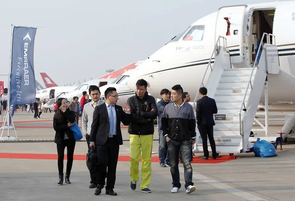 Visitatori Passano Davanti Agli Aerei Jet Mostra Durante Asian Business — Foto Stock