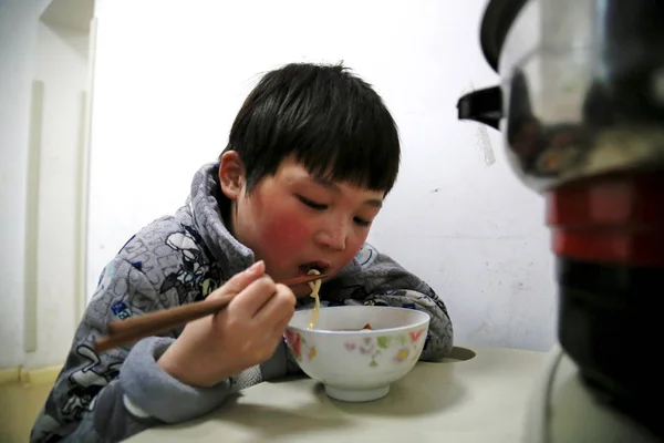 Fils Chen Yuntao Qui Portait Masque Tête Cheval Offert Conduire — Photo