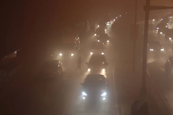 Vehículos Viajan Una Carretera Con Niebla Pesada Beijing China Diciembre —  Fotos de Stock