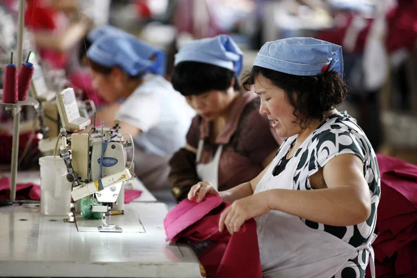 Chińscy Robotnicy Uszyć Ubrania Fabryce Odzieży Huaibei City Wschodniej Chińskiej — Zdjęcie stockowe