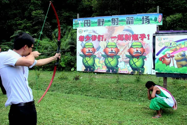 Touriste Chinois Vise Panneau Contenant Des Images Dessins Animés Soldats — Photo