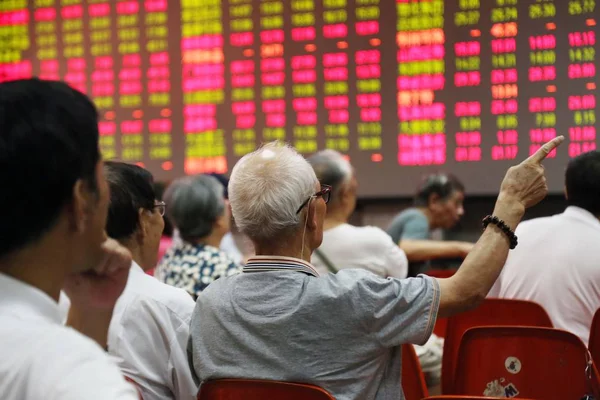 Chinese Investors Look Prices Shares Red Price Rising Green Price — Stock Photo, Image