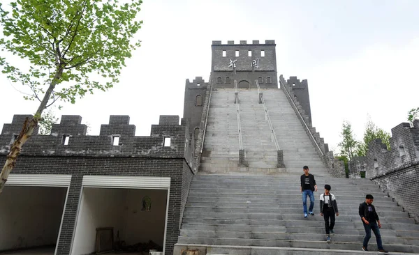 Estudiantes Chinos Caminan Por Complejo Edificios Forma Gran Muralla Campus — Foto de Stock