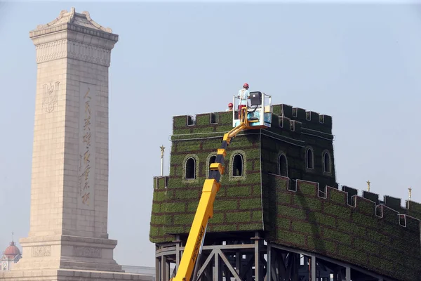 Chinese Workers Construct Great Wall Shaped Parterre Tiananmen Square Beijing — Stock Photo, Image