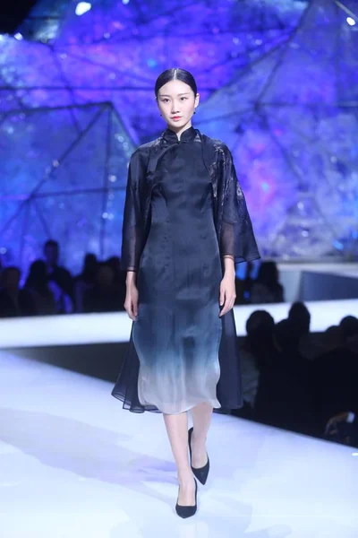 モデルは 2015 中国北京で中国ロンドンファッションウィークの春 2016 年の間に天ガイア熊英高のファッションショーで新しい創造を表示します — ストック写真