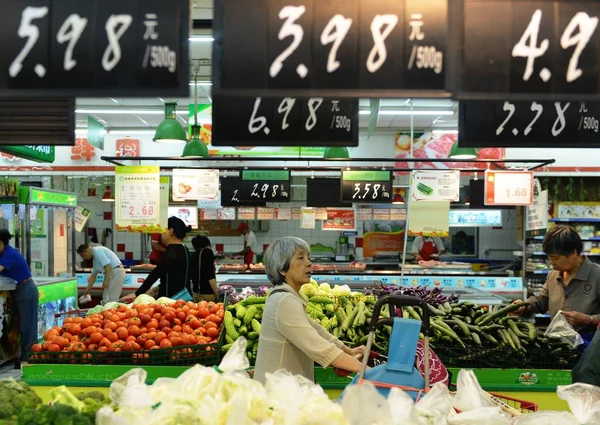 Klienci Sklepu Dla Warzyw Supermarkecie Hangzhou City Prowincja Zhejiang Wschód — Zdjęcie stockowe