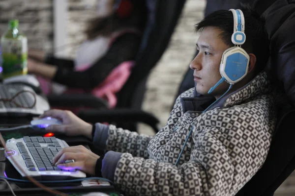 Młody Chiński Człowiek Gra Online Kawiarence Internetowej Huaibei City Wschodniej — Zdjęcie stockowe