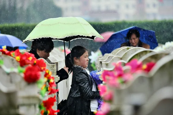 2015年4月5日 在中国东部江苏省南通市 人们穿过坟墓 在墓地寻找他们死去的亲人 — 图库照片