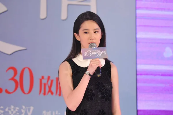 Attrice Cinese Liu Yifei Parla Piangere Vittime Delle Esplosioni Mortali — Foto Stock