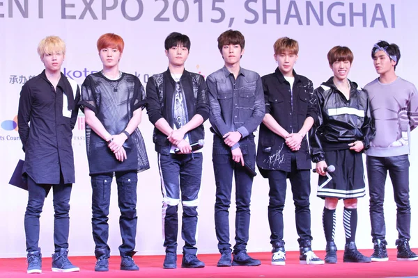 韓国少年グループ無限ファン会議イベントのためにポーズ上海 韓国ブランドのエンターテイメント万博 2015 2015 日のメンバー — ストック写真