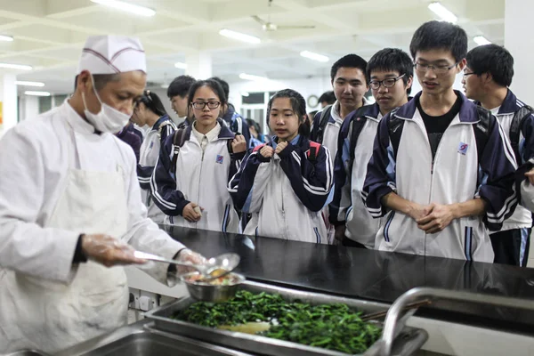 学生は 中国東部の浙江省杭州市の高校の食堂で夕食を取るために並んで 月2014 — ストック写真