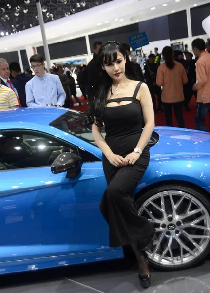 Een Model Vormt Met Een Audi Tijdens 16E Shanghai International — Stockfoto