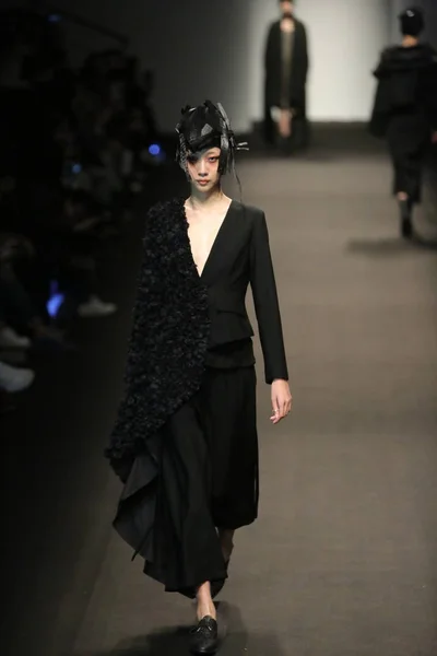 Modell Visar Skapelse Zhang Yuhao Modevisning Shanghai Mode Vecka Höst — Stockfoto