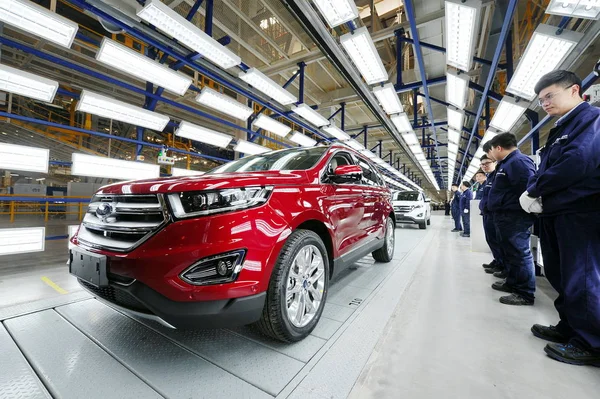 Los Trabajadores Chinos Ven Ford Suv Pasando Por Línea Montaje — Foto de Stock