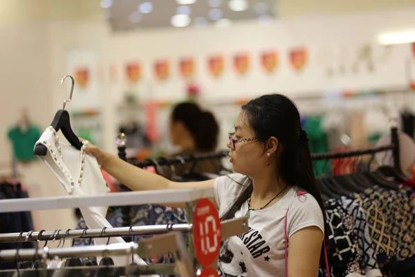 Китайські Магазини Клієнтів Знижкою Одяг Торговому Центрі Місті Бенгбу Східна — стокове фото