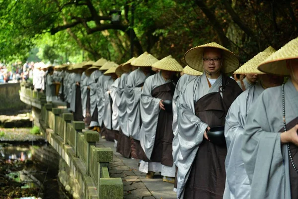 Chiński Buddyjskich Mnichów Gospodarstwa Misy Jałmużnę Wziąć Udział Żebracy Spacer — Zdjęcie stockowe
