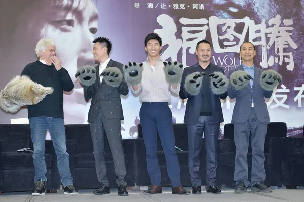 2015年2月5日 法国电影导演让 中国演员冯绍丰和杜绍在中国上海举行的新电影 狼图腾 记者会上合影 — 图库照片