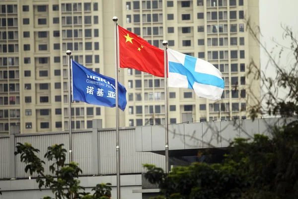 Bandeiras Chinesas Finlandesas Nokia Oscilam Ramo Dongguan Nokia Telecommunications Ltd — Fotografia de Stock