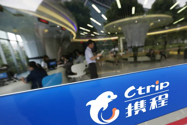 Kínai Alkalmazottak Láthatók Service Center Kínai Online Utazási Iroda Shanghai — Stock Fotó