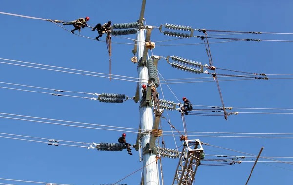 Chińskich Elektryków Zamontować Linie Wysokiego Napięcia Zasilania Pylon Yantai Miasta — Zdjęcie stockowe