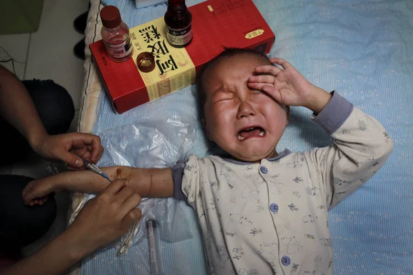 Zhang Wei Își Injectează Fiul Ani Tutu Care Suferă Leucemie — Fotografie, imagine de stoc