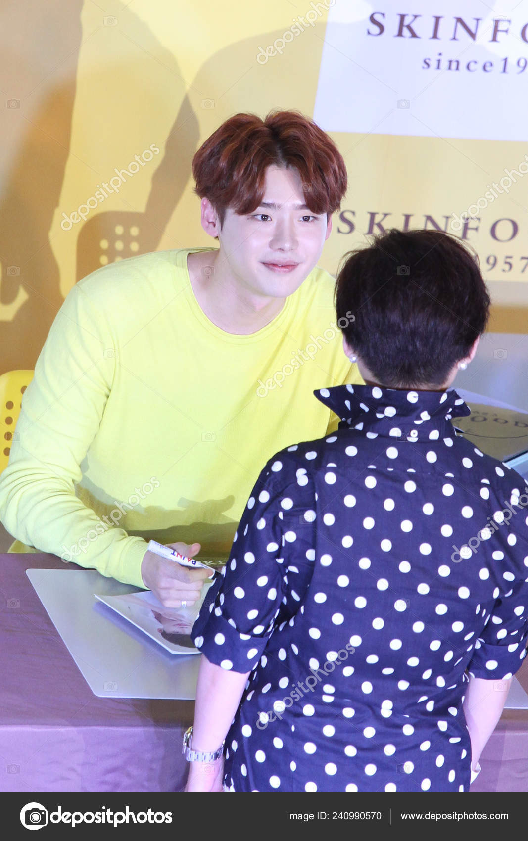 South Korean Actor Lee Jong Suk Back Listens Fan Fan — Stock