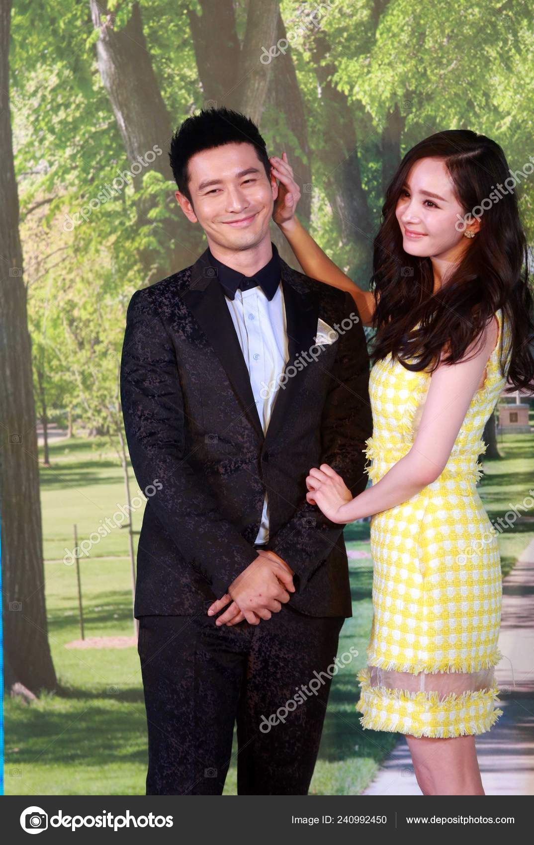Китайская Актриса Yang Актер Хуан Сяомин Huang Xiaoming Улыбаются.
