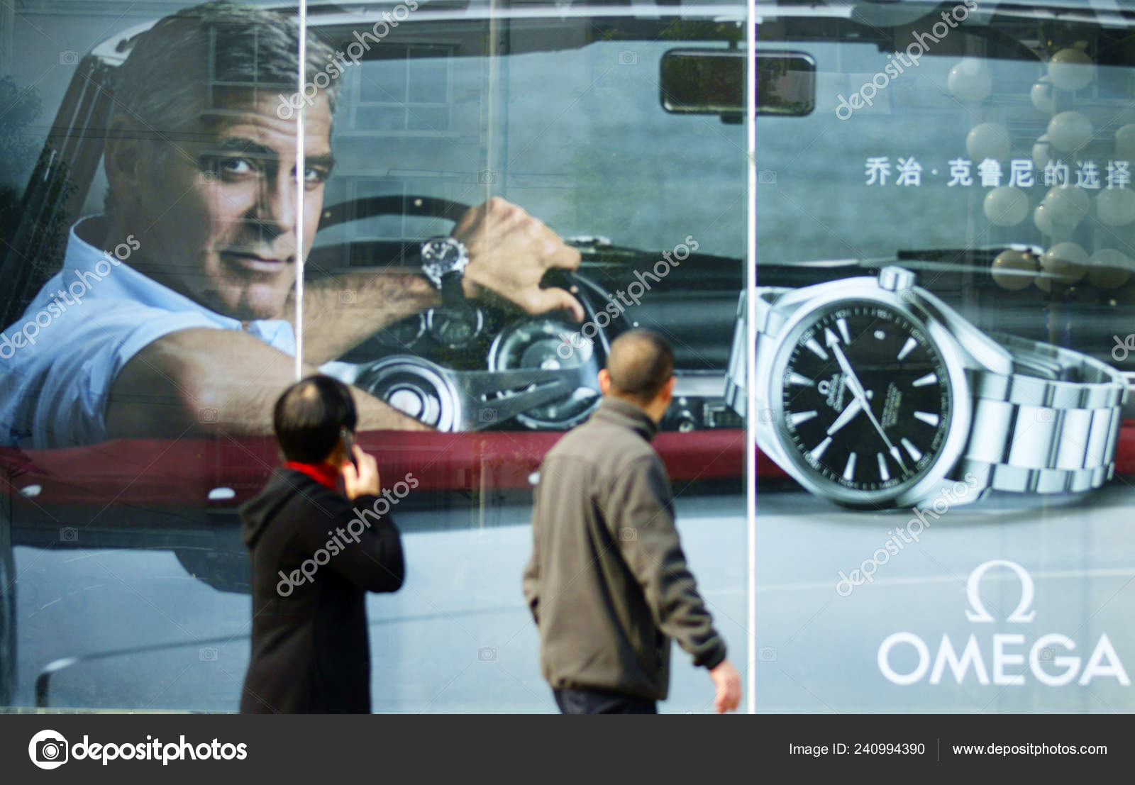 Los Peatones Pasan Frente Anuncio Relojes Omega Richemont