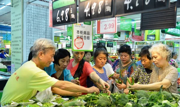 Клієнти Купують Овочі Супермаркеті Місті Ханчжоу Схід Китаю Провінції Чжецзян — стокове фото