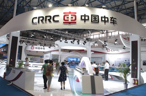 Människor Besöker Montern Crrc China Railway Rullande Materiel Corp Ltd — Stockfoto