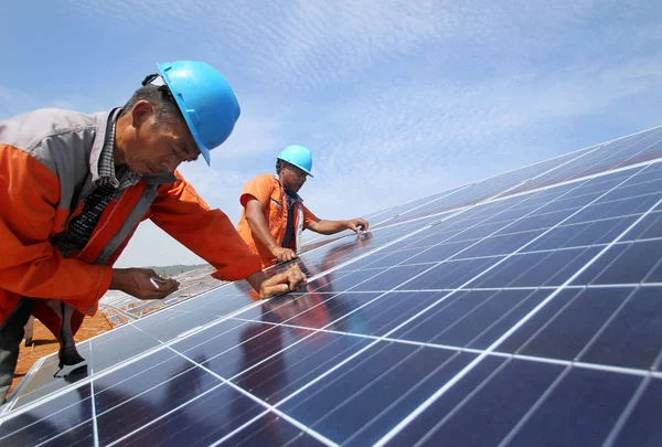 Trabajadores Chinos Instalan Paneles Solares Una Central Fotovoltaica Aldea Qianbao — Foto de Stock