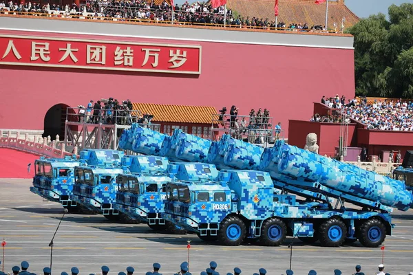 Wojskowe Pojazdy Przewożące Anty Rakiet Statku Marca Przeszłości Trybuny Tiananmen — Zdjęcie stockowe