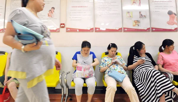 Giovani Donne Incinte Attendono Esami Fisici Presso Ospedale Maternità Assistenza — Foto Stock