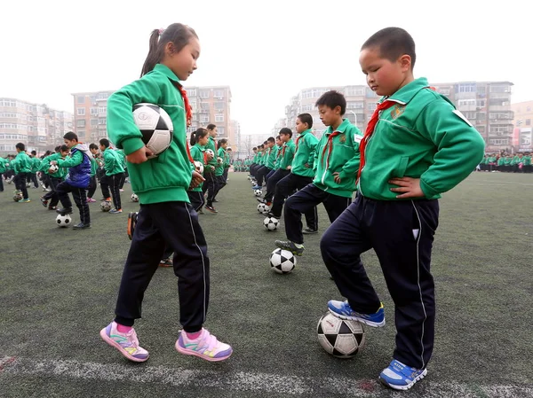 Les Jeunes Élèves Chinois Effectuent Exercice Football Lors Cérémonie Ouverture — Photo