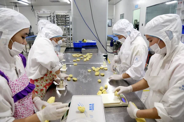 Kvinnliga Kinesiska Arbetare Göra Mooncakes För Midhöstfestivalen Vid Workshop Chenzhou — Stockfoto