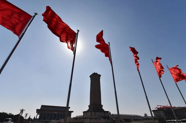 Red Flags Flutter Front Monument People Heroes Ahead Opening Session — Stock Photo, Image