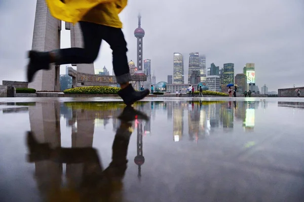 Egy Gyalogos Fut Bund Eső Skyline Pudong Lujiazui Pénzügyi Negyedében — Stock Fotó