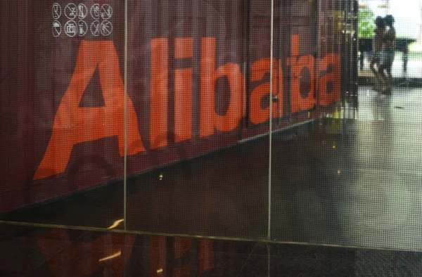 Chińscy Pracownicy Chodzą Obok Znaku Alibaba Siedzibie Alibaba Hangzhou Miasta — Zdjęcie stockowe