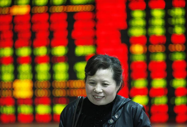 Китайський Інвестора Посмішки Перед Екраном Відображення Цін Акцій Червоний Зростання — стокове фото