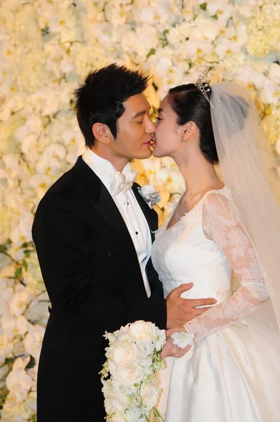 Ator Chinês Huang Xiaoming Esquerda Beija Sua Esposa Atriz Angelababy — Fotografia de Stock