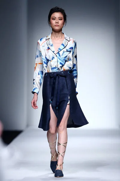 モデルは 2015 上海に上海ロンドンファッションウィークの春 2016 年の間に Reineren のファッションショーで新しい創造を表示します — ストック写真