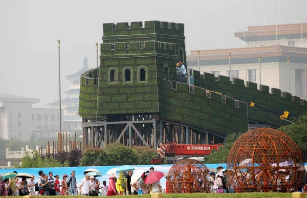 Tourists Walk Great Wall Shaped Parterres Construction Tian Anmen Square — Stock Photo, Image