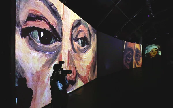 방문자는 네덜란드 빈센트 Goghs의 멀티미디어 전시를 Xintiandi 상하이 2015에에서 갤러리에서 — 스톡 사진