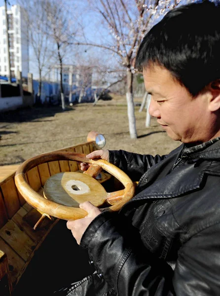 Κινέζος Ξυλουργός Liu Fulong Εγκαθιστά Τιμόνι Στο Τρίτο Σπιτικό Ξύλινο — Φωτογραφία Αρχείου