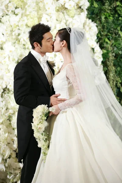 Ator Chinês Huang Xiaoming Esquerda Beija Sua Esposa Atriz Angelababy — Fotografia de Stock