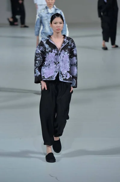 모델은 2015 베이징 2015 Bift Bgu Scu 쇼에서 디자이너에 새로운 — 스톡 사진
