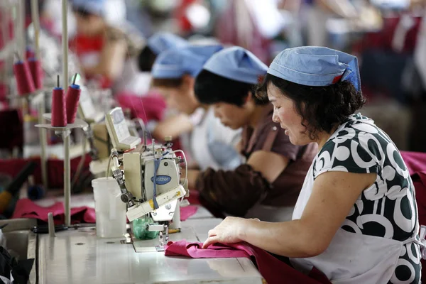 2015년 안후이성 화이베이시의 공장에서 독일로 수출할 바느질한 중국인 노동자들 — 스톡 사진