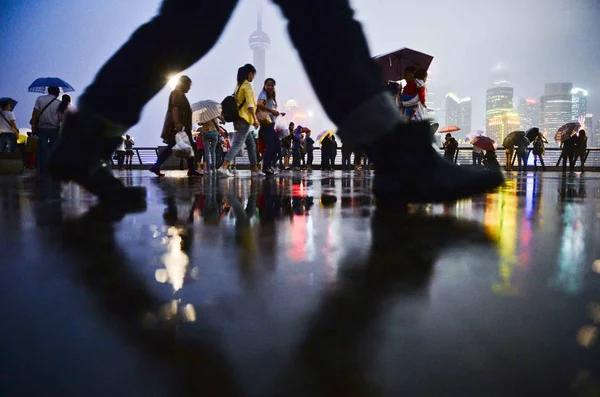 Les Touristes Visitent Bund Sous Pluie Avec Horizon Pudong Quartier — Photo