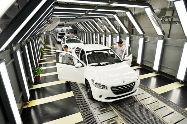 Trabajadores Chinos Revisan Los Coches Peugeot Línea Montaje Una Planta — Foto de Stock