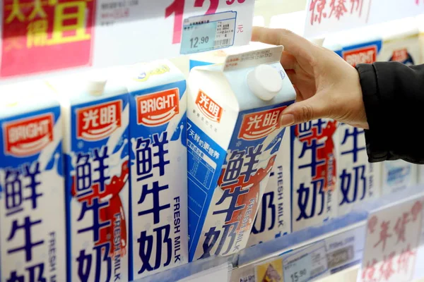 Cliente Compra Una Caja Leche Fresca Bright Dairy Supermercado Shanghai — Foto de Stock